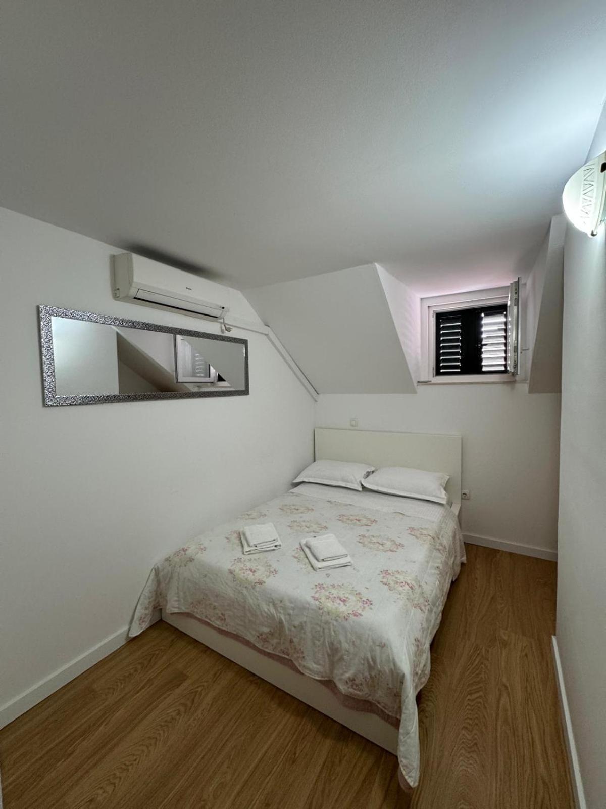 Apartments Bepina- 5 Mins From The Center Split Exterior photo